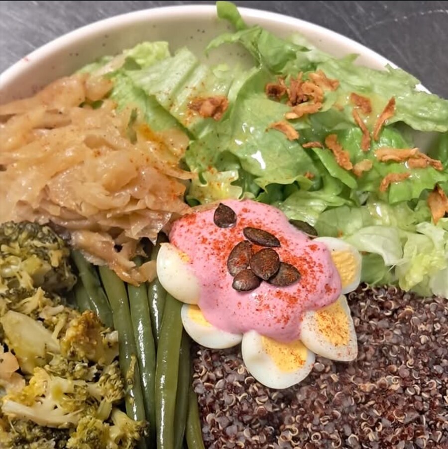 Bowl quinoa, légumes et œuf poché