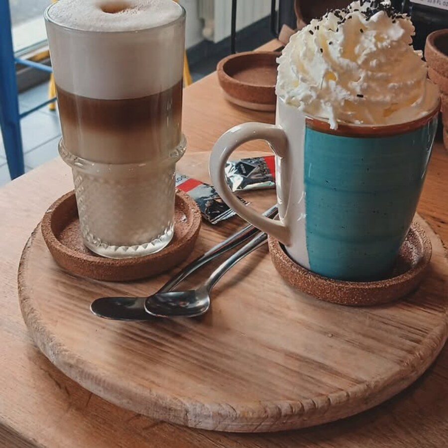 Latte et chocolat chaud gourmand